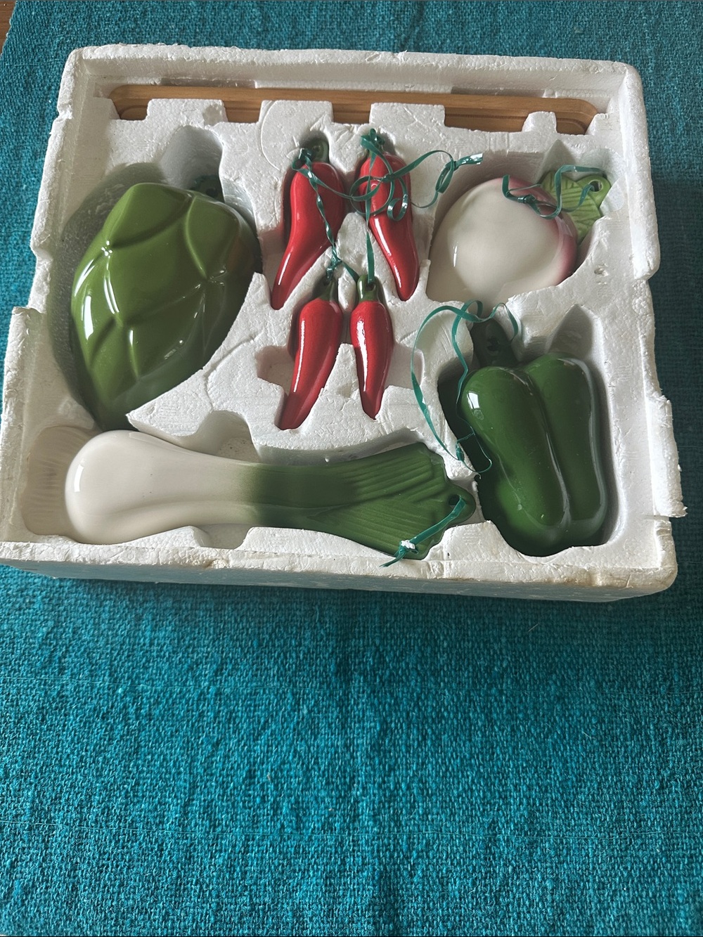 Vintage Avon Vegetable Measuring Cup and Spoon Set in Original Packaging - Picture 3 of 3